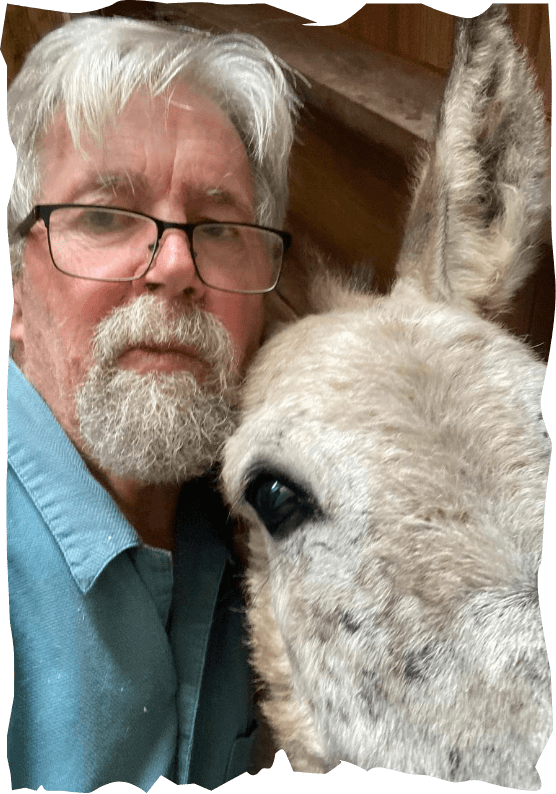 Fotografía de Brian Ely junto con el burro mascota de la Montaña Mística